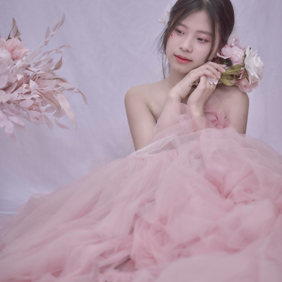 Frau im rosa Kleid mit Blumen im Haar